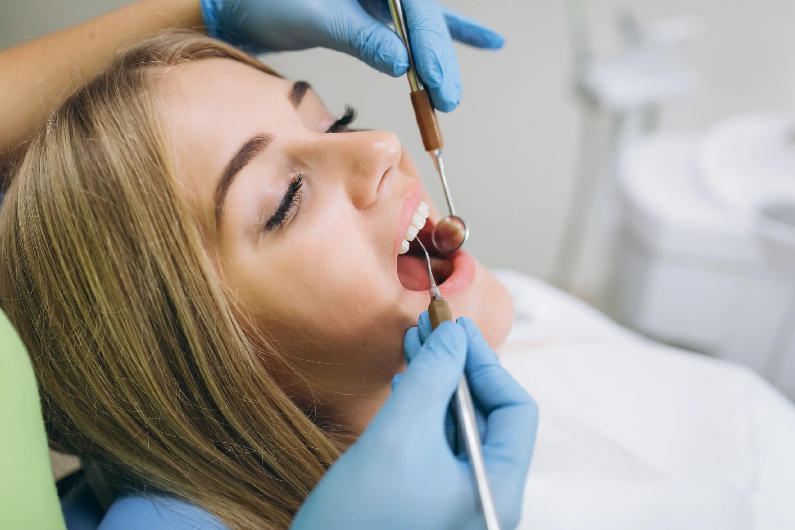 Mujer en revisión del dentista