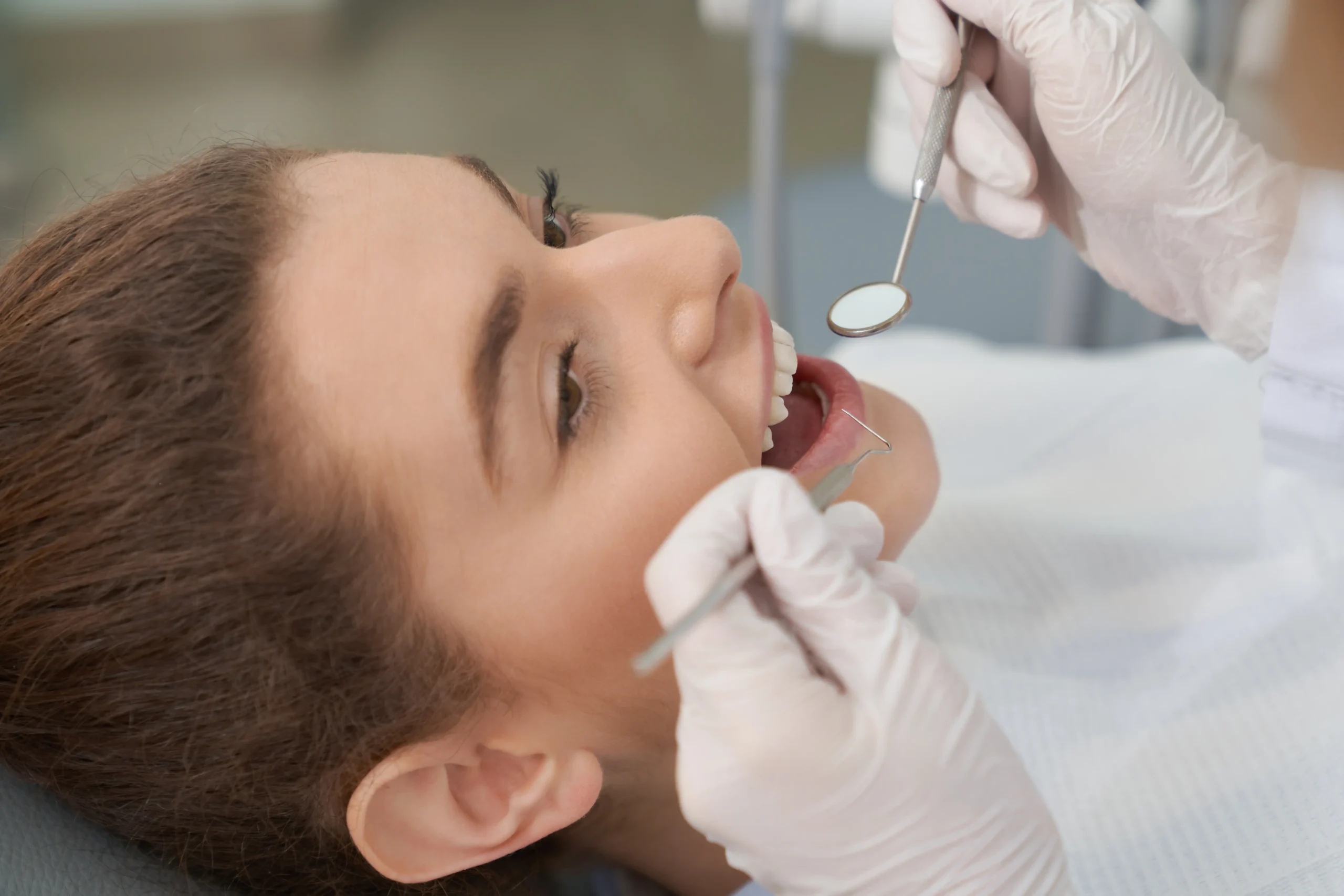 Niña haciéndose revisión en dentista