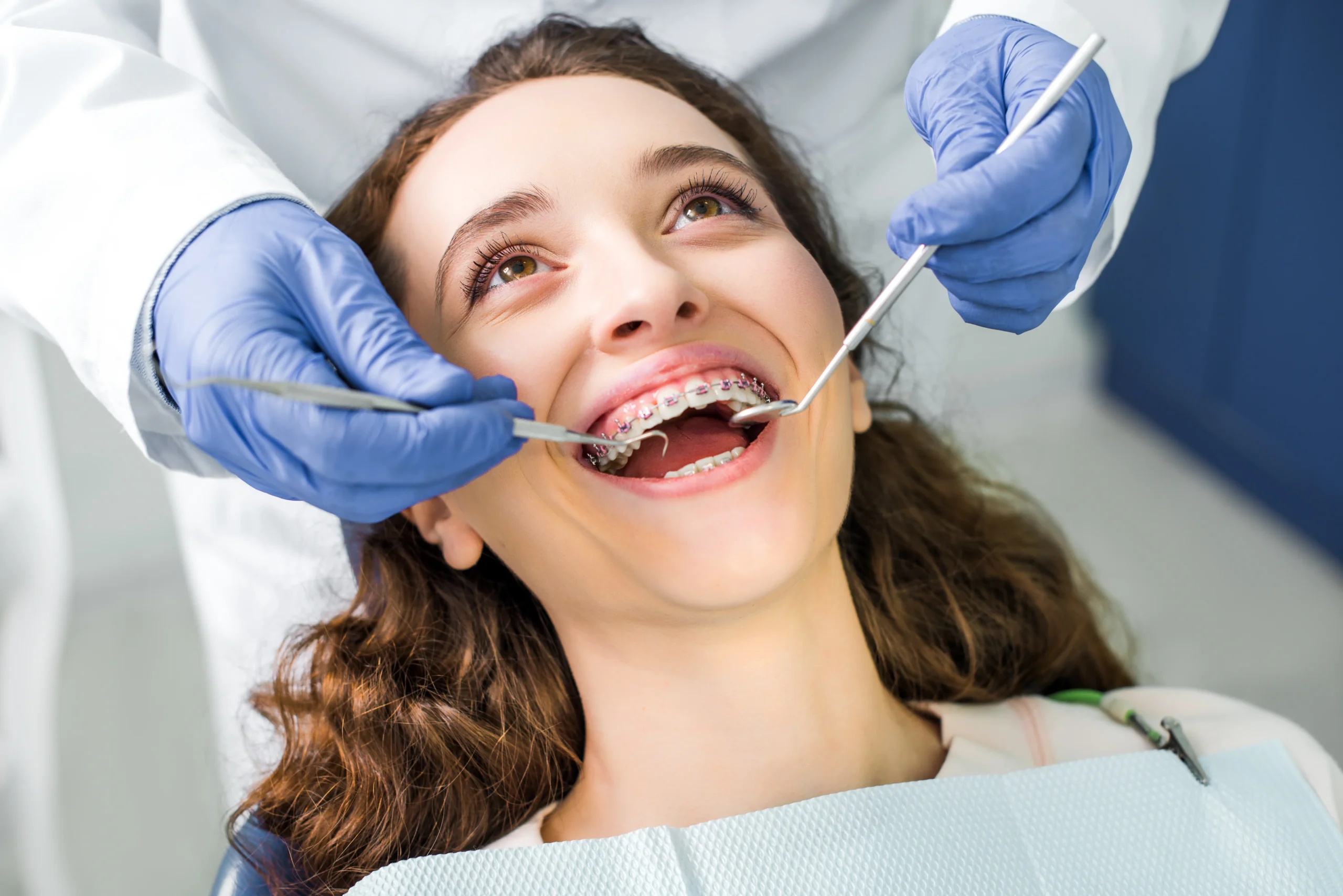 Mujer con brackets en el dentista