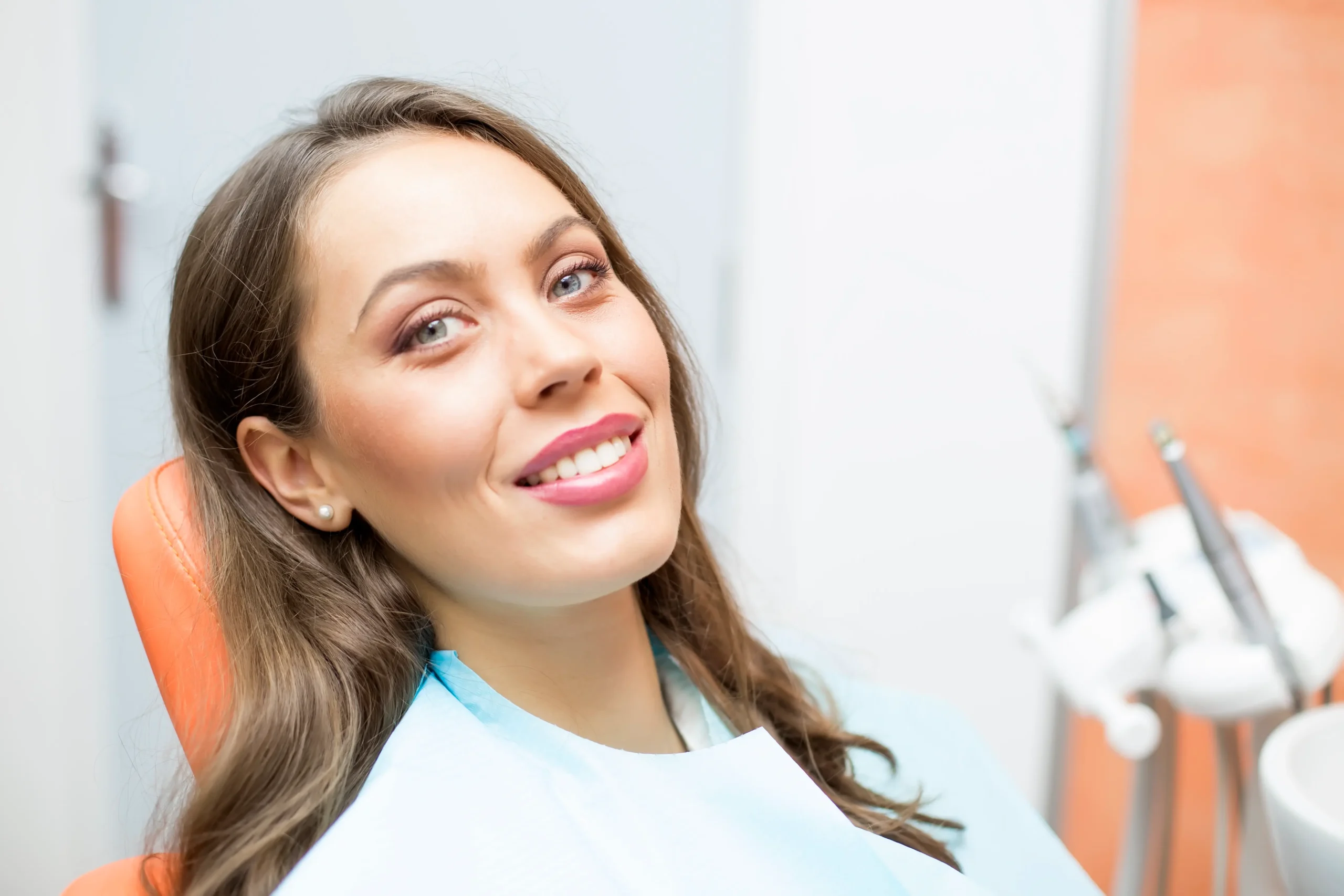 Mujer tumbada en el dentista sonriendo