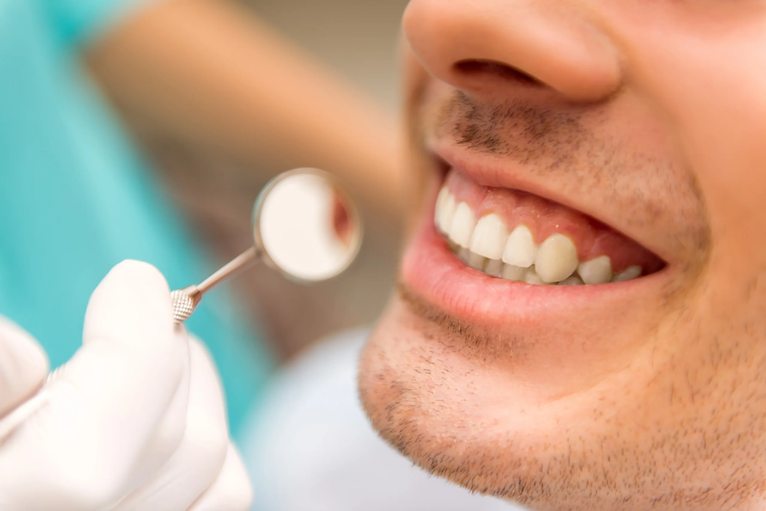 Paciente sonriendo en el dentista