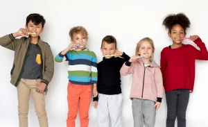 cinco niños lavandose los dientes